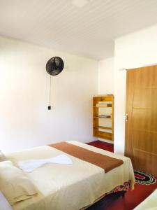 库穆鲁沙蒂巴Chalé Ilha Verde-Cumuruxatiba的一间卧室配有一张床和一个衣柜