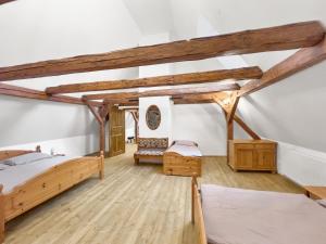 Mikulov v Krušných HoráchMarcelína的一间卧室设有两张床和木梁。