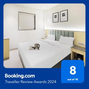 博帕尔FabHotel Oasis Yellow Courtyard的一间酒店客房,房间内设有两张床