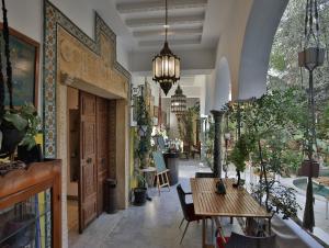 拉马萨达尔苏阿德旅馆的走廊上设有桌椅和植物