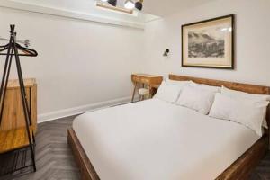 利物浦Host & Stay - Queen Square Hideaway的卧室配有白色大床和三角架