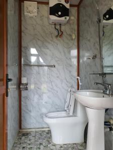 木州县Homstay Mimosa Mộc Châu的浴室配有白色卫生间和盥洗盆。