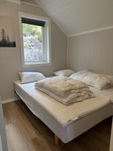 AustevollRorbu i Gilsvågen - 3 soverom - Båtutleie的带窗户的客房内的两张床