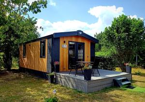 纳堡Tinyhaushotel - Campingpark Nabburg的院子中带甲板的小房子