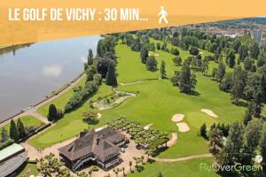 维希F2 un dimanche à Vichy Villa Marie Celine的享有带高尔夫球场房屋的空中景致