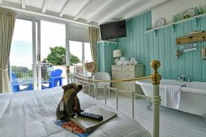 拉尔沃思湾拉尔沃思湾酒店的一间卧室,床上有泰迪熊