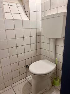 维也纳Luxus Apartment的白色瓷砖墙内带卫生间的浴室