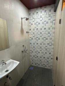 孟买ZEST STAYS - IIT的带淋浴和盥洗盆的浴室