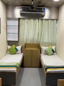 孟买ZEST STAYS - IIT的小房间设有两张床和电视