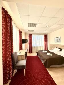 华沙SCSK祖拉威亚公寓的酒店客房,配有床铺和红地毯