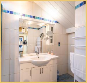 MarcellazVilla T5 Luxury Marcellaz的一间带水槽和镜子的浴室