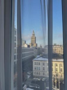 华沙SCSK祖拉威亚公寓的从窗户可欣赏到城市天际线的景色
