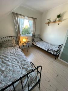 腓特烈斯塔Bestemors hus - med kystnær beliggenhet的一间卧室设有两张床和窗户。
