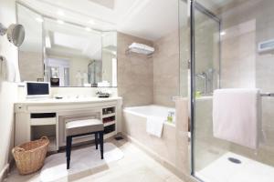 东京东京椿山庄大酒店的一间带水槽、浴缸和淋浴的浴室