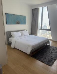 科伦坡Altair Luxury Colombo by Miracle的卧室配有白色的床和大窗户