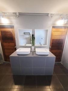 格兰岛บ้านฟ้าใส รีสอร์ท เกาะล้าน的一个带两个盥洗盆的柜台浴室