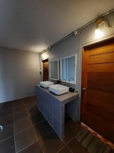 格兰岛บ้านฟ้าใส รีสอร์ท เกาะล้าน的浴室设有2个水槽和镜子