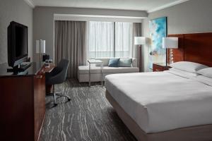 哈利法克斯哈利法克斯万豪港湾酒店的酒店客房配有一张床、一张书桌和一台电视。