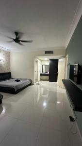 Bandar PenawarDesaru Homestay Southern, Tiara Desaru Seaview Residensi的一间卧室配有一张床和吊扇