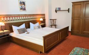 柯尼希斯湖畔舍瑙Schneck Apartments的一间卧室配有一张大床和木制床头板