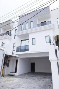 拉各斯3 bedrooms terrace at Osapa的一座白色的大建筑,有很多窗户