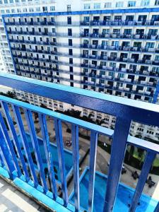 马尼拉Sea Residences的一座高楼前的蓝色长椅