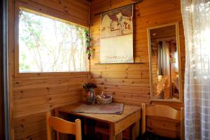 SheferThe Edge Of The Village - Shefer的木制客房设有木桌和窗户。