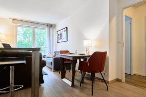 里尔Lille Centre - Superb bright apartment parking的客厅配有桌子和钢琴