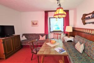 柯尼希斯湖畔舍瑙Schneck Apartments的客厅配有沙发和桌子