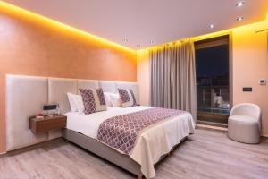 马拉喀什SWISS CONTINENTAL HOTEL Free Cooking Classes的卧室设有一张白色大床和一扇窗户。