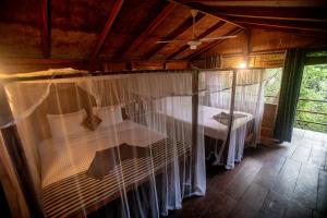 INN On The Tree Eco Resort Sigiriya客房内的一张或多张床位