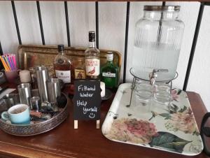 托基Garway Lodge Guest House的一张带酒瓶的木桌和一盘食物