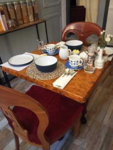 托基Garway Lodge Guest House的木桌,上面放着碗和盘子