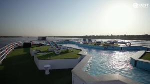 卢克索M/S Nile Quest Cruise - 4 or 7 Nights From Luxor each Monday and 3 or 7 Nights From Aswan each Friday的水中的一个游泳池