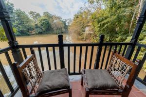 奇旺Siddhartha Vilasa Banbas, Chitwan的河景阳台配有两把椅子