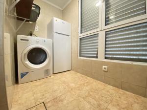 蓬塔德尔加达Luz's Retreat Apartment的洗衣房配有洗衣机和窗户