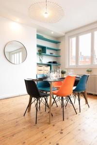 里尔Lille hypercentre-2 bedrooms very bright + parking的一间带桌椅的用餐室