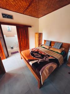 特特巴图绿岛民宿的一间带两张床的卧室和一间浴室