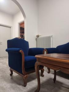 希俄斯Castle luxury home的客厅配有2把蓝色椅子和咖啡桌