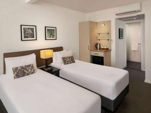 苏瓦诺富特苏瓦拉米湾酒店的酒店客房带两张床和厨房