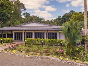 苏瓦诺富特苏瓦拉米湾酒店的前面有花园的建筑