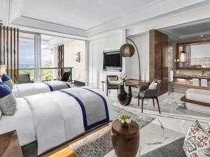 努沙杜瓦巴厘岛努沙杜瓦海滩度假村索菲特酒店的一间带特大号床的卧室和一间客厅