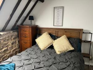 赫里福德Crosskeys Inn Guest Rooms in Wye Valley的一间卧室配有一张带两个枕头的床