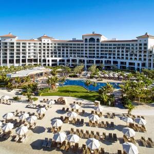 迪拜迪拜棕榈岛华尔道夫酒店的享有度假村的空中景致,设有一座大型建筑