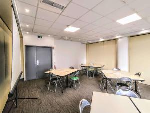 土伦Ibis Budget Toulon Centre的教室里配有桌椅