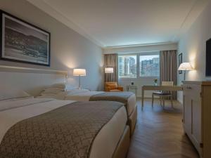 贝鲁特贝鲁特默维皮克酒店的酒店客房配有两张床和一张书桌