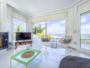 德拉塞尔瓦港Casa Sarnella的客厅配有电视和一些椅子