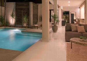 金巴兰阿什姆萨海滩酒店的客厅,带游泳池