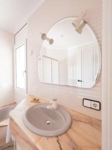 德拉塞尔瓦港Casa Sarnella的一间带水槽和大镜子的浴室