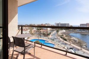 坎帕斯蒂利亚阿鲁尔苏尔仅限成人酒店的设有一个配有桌椅并享有美景的阳台。
